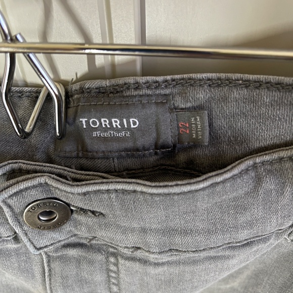 Grey Torrid Jean Shorts Size 22 - Picture 3 of 3